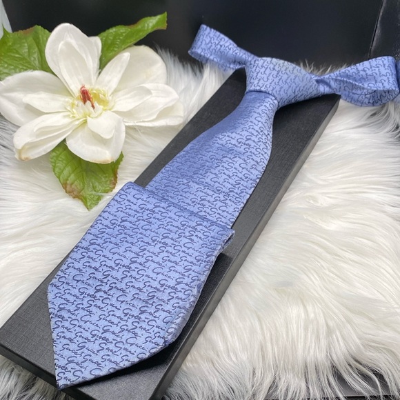 GUCCI SILK TIE 100% silk, GUCCI LOGO throughout, New Unbranded Tie Box ! - Picture 1 of 12